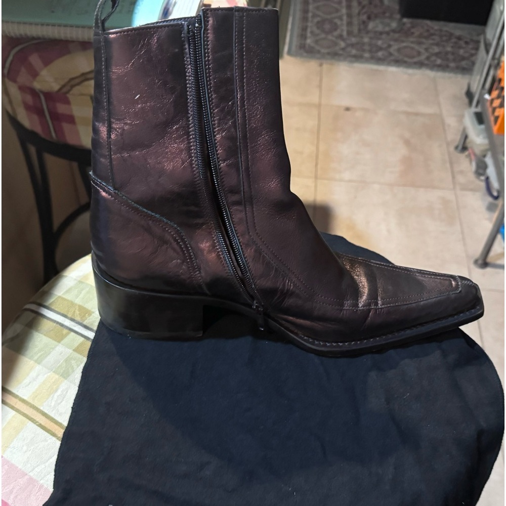 D2 Designer Men’s Boots size 43 Europe (USA 10). 2 inch heel.